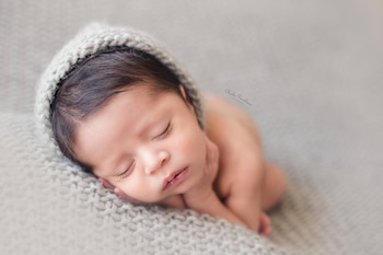 Las manitos debajo del mentón