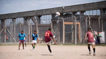 “No permanecer caído: La historia