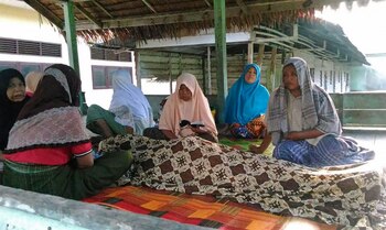 Los familiares alrededore de una