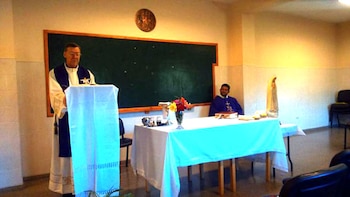 El sacerdote Horacio Corbacho oficiando