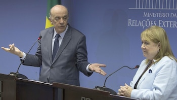 El brasileño José Serra junto