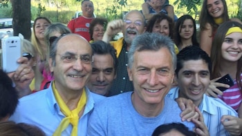 El Presidente junto a vecinos que lo saludaron (Cadena 3)