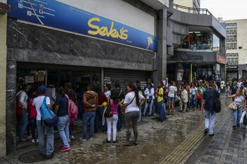 Colas frente a una tienda