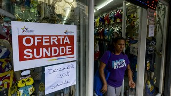 Una mujer sale de un