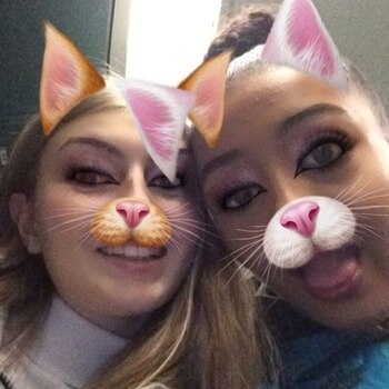 Lucia Hagan y una amiga