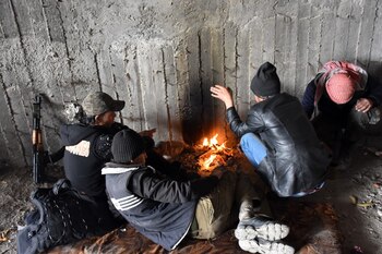 Milicias pro-Assad se calienten en el distrito Ithaa (AFP)