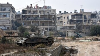 Un tanque del ejército sirio en un área recien capturada a las fuerzas rebeldes (AFP)