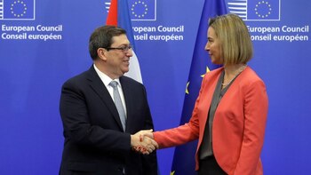 El canciller cubano, Bruno Rodríguez, y la alta representante de Relaciones Exteriores, Federica Mogherini, en Bruselas (AFP)