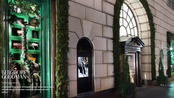 Bergdorf Goodman sale del espíritu navideño para mostrar paisajes exóticos en su vidriera 2016