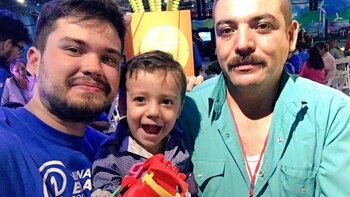 Gino entrega manos de superheroes a niños que las necesitan.