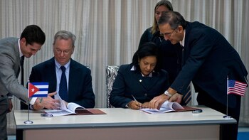 El presidente ejecutivo de Google, Eric Schmidt, y la presidente de Etecsa, Mayra Arevich, firman el acuerdo (AP)