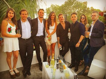 Ya amaneciendo, Fede Bal y Arlettaz con amigos (Twitter @gustsaldana_)