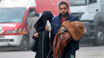 Una padre acarrea a su