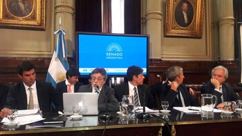 Habla Alberto Abad, acompañado por