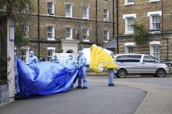 Los policías forenses trabajan en
