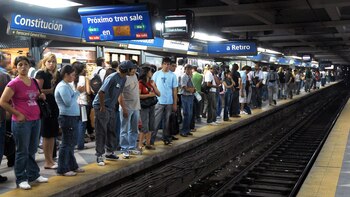 Pasajeros esperando el subte en