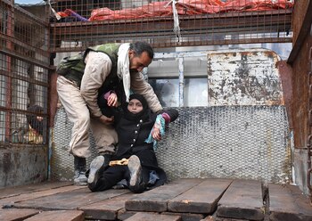 Una mujer siria herida es