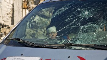 Un niño herido espera en