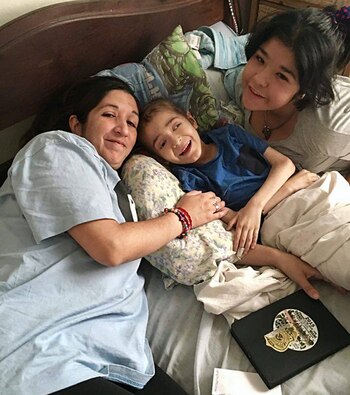 Santino junto a su mamá