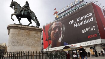 La publicidad de la serie “Narcos”, un enorme cartel sobre la Puerta del Sol (EFE)