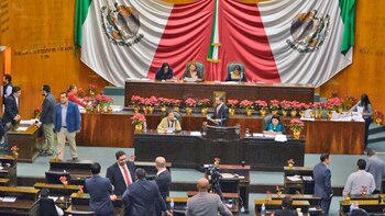 Con 27 votos a favor,