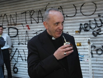 El cardenal Jorge Bergoglio tomando