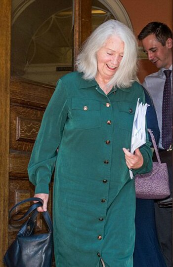 Una sonriente Valeria Vivian sale