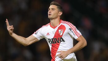 Lucas Alario marcó tres goles