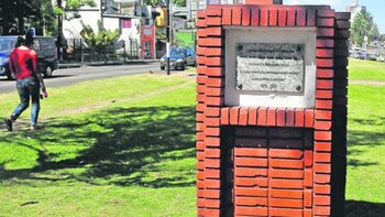 La placa conmemorativa que está