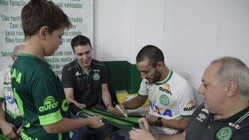 Alan Ruschel firmó camisetas a