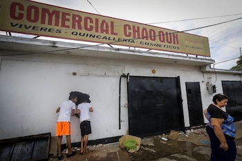 Jóvenes miran por el hueco