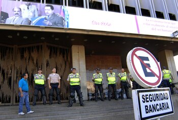 Personal de seguridad custodia la