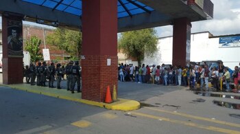 Los venezolanos esperan para poder