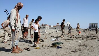 Yemeníes se reúnen en el