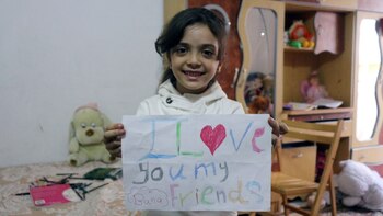 La madre de la pequeña,