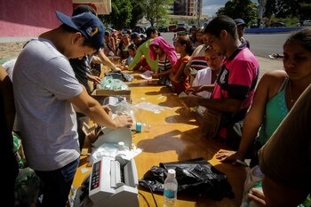 Arrestaron a cinco policías por