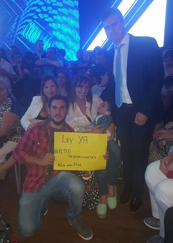 Joaquín con sus padres, viendo