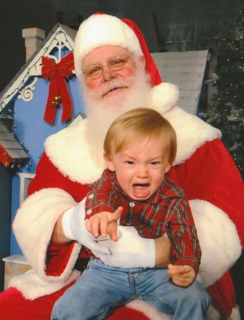 El niño señala a su