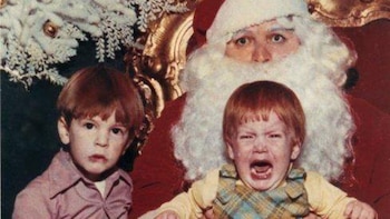 Uno de los hermanos sostiene