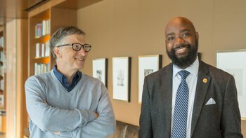 Bill Gates junto al profesor