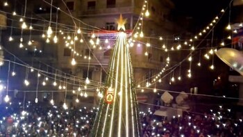 Un gran árbol iluminado fue