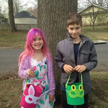 Avery junto a su hermano