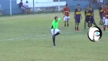 El árbitro se cayó en