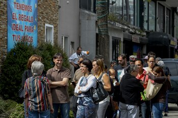 Gente en fila comprando juguetes