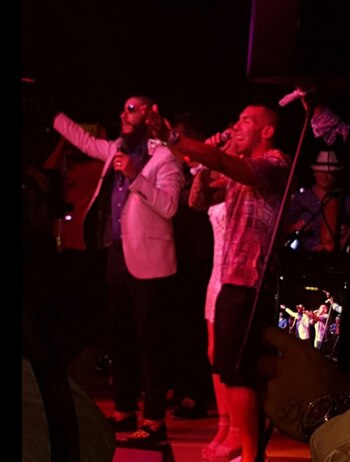 Tevez subió al escenario con