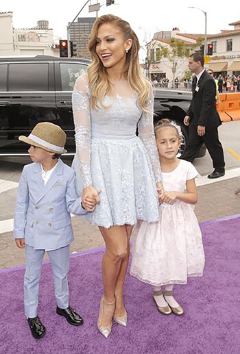 (AP) Jennifer Lopez con sus gemelos Max