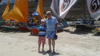 Brian junto a su abuelo Enrique