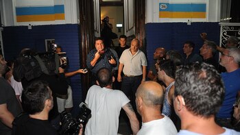 Vecinos protestan en la Comisaría 38 de Flores (Télam)