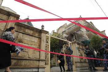 Fuerzas de seguridad iraquíes resguardan