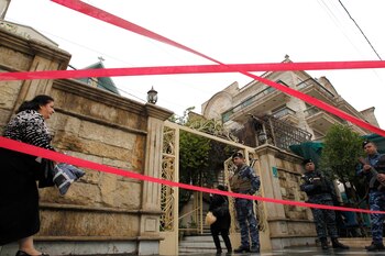 Fuerzas de seguridad iraquíes resguardan